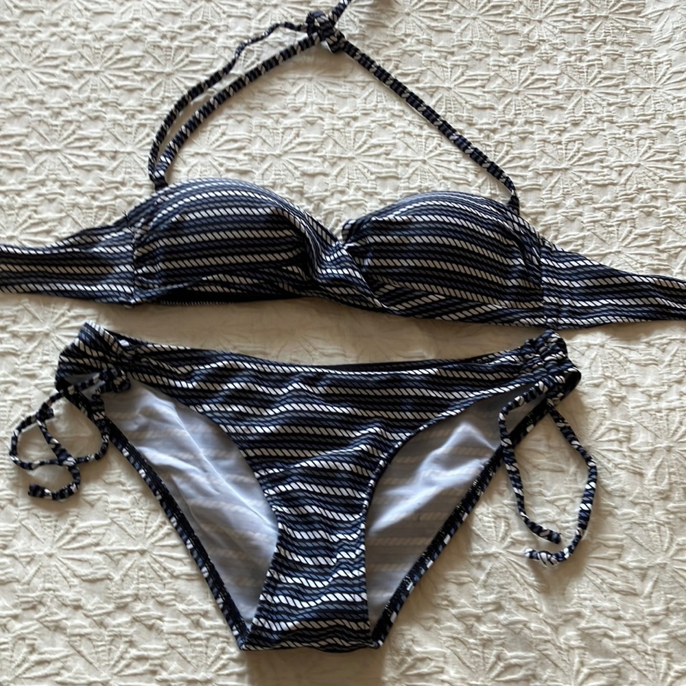 Just listed💕Cute bikini and bottoms in striped blue black & white rope pattern.
